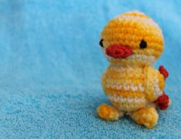 handgemachtes geh&auml;keltes kuscheltier &ndash; ein einzigartiges, weiches und liebevoll gestaltetes spielzeug, perfekt als geschenk oder zum sammeln.