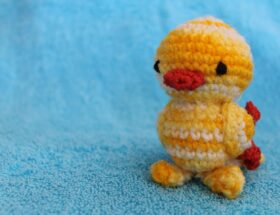 handgemachtes gehäkeltes kuscheltier – ein einzigartiges, weiches und liebevoll gestaltetes spielzeug, perfekt als geschenk oder zum sammeln.