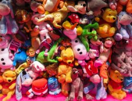 kuscheltiere zum geburtstag &ndash; das perfekte geschenk f&uuml;r alle altersgruppen, das freude und geborgenheit schenkt.