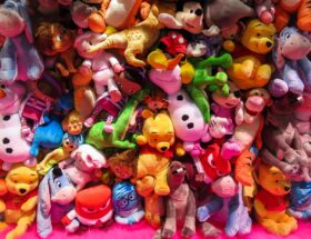 kuscheltiere zum geburtstag &ndash; das perfekte geschenk f&uuml;r alle altersgruppen, das freude und geborgenheit schenkt.
